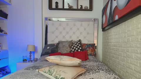 laura  online show from December 7, 2:09 am