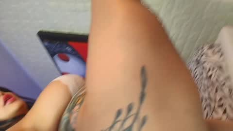 laura  online show from December 20, 7:39 pm