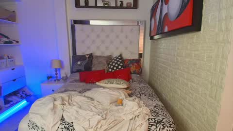 laura  online show from December 28, 11:09 am