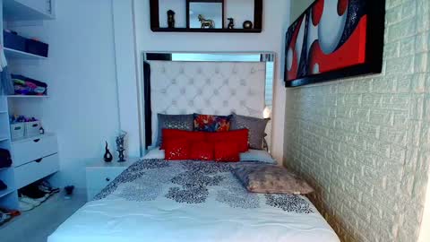 laura  online show from October 30, 2:02 am