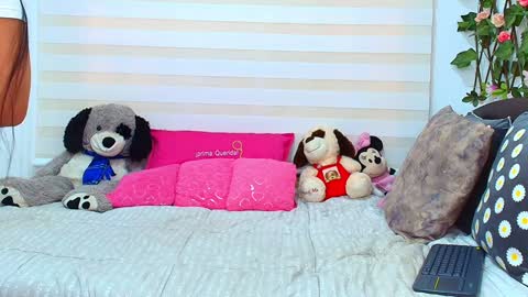 laura  online show from November 23, 7:35 pm