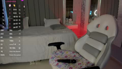 Snapshot of aniie_pink_ chatting on December 21, 1:42 pm Maria online show from December 21, 1:42 pm