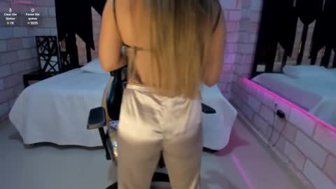 Snapshot of aniie_pink_ chatting on January 5, 1:36 pm Maria online show from January 5, 1:36 pm