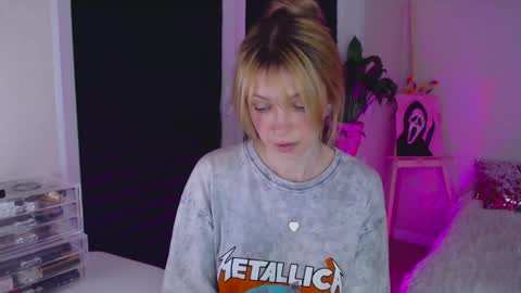 anita_moon_ online show from April 15, 10:32 pm