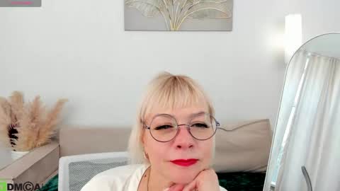 ann_annise online show from May 15, 11:34 pm
