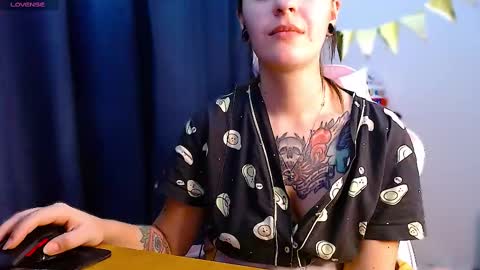 Snapshot of ann_mikele chatting on March 1, 6:21 pm Ann online show from March 1, 6:21 pm