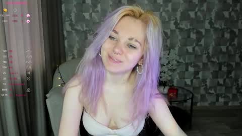 Snapshot of anna_aaaa chatting on December 19, 8:21 am Anna online show from December 19, 8:21 am