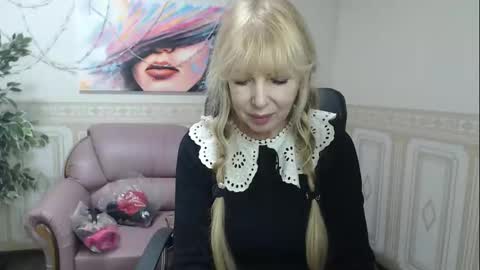 Anna Ditrih online show from December 17, 1:05 pm