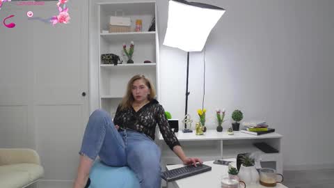 Snapshot of anna_glamlovely chatting on October 19, 4:57 am Anna online show from October 19, 4:57 am