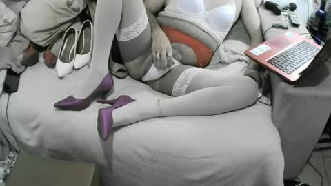 Snapshot of anna_leggy_cd chatting on February 25, 11:33 pm Anna online show from February 25, 11:33 pm