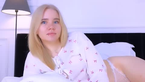 Snapshot of annabellelu chatting on October 16, 2:23 am AnnaBelle online show from October 16, 2:23 am