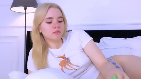 Snapshot of annabellelu chatting on October 24, 2:19 am AnnaBelle online show from October 24, 2:19 am