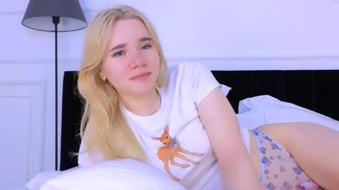 Snapshot of annabellelu chatting on October 30, 2:35 am AnnaBelle online show from October 30, 2:35 am