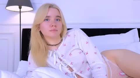 Snapshot of annabellelu chatting on November 1, 5:53 am AnnaBelle online show from November 1, 5:53 am