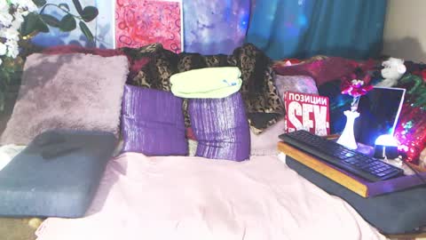 Snapshot of annamila003 chatting on April 4, 5:06 am AnnaMila online show from April 4, 5:06 am
