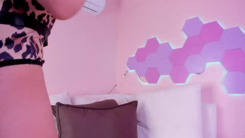 anne_millerr online show from June 5, 12:00 pm