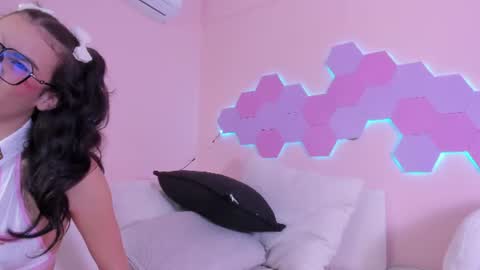 anne_millerr online show from June 15, 11:56 am