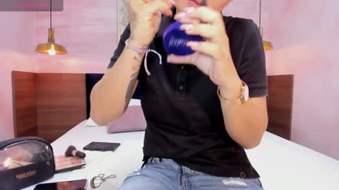 Snapshot of annedixie chatting on January 18, 3:09 am Anne online show from January 18, 3:09 am