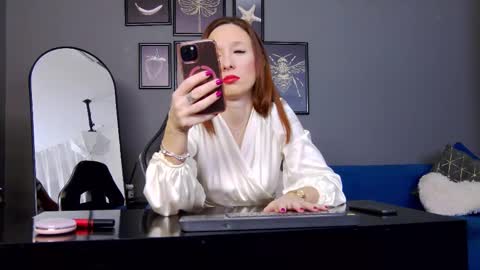 Anne online show from December 17, 3:45 am