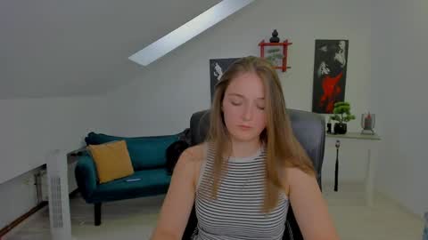 annewilsonn online show from May 20, 5:13 am
