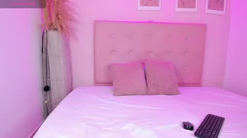annie_dolce_ online show from July 1, 1:24 pm