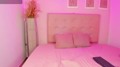 annie_dolce_ online show from July 8, 2:10 pm