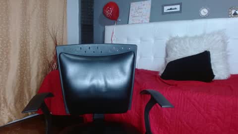 annie_scott_ online show from February 19, 11:46 pm