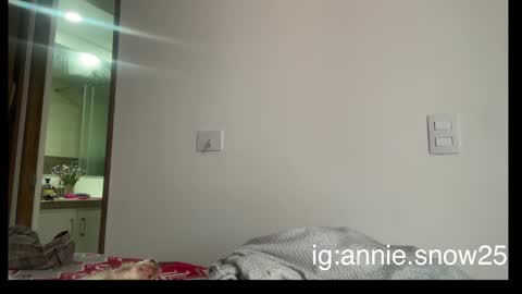 Snapshot of annie_snow_ chatting on February 13, 5:22 pm JEANNE no olvides seguirme dont forget follow me uu online show from February 13, 5:22 pm