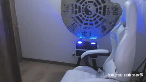 Snapshot of annie_snow_ chatting on February 18, 12:15 am JEANNE no olvides seguirme dont forget follow me uu online show from February 18, 12:15 am