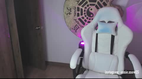 Snapshot of annie_snow_ chatting on February 22, 4:40 am JEANNE no olvides seguirme dont forget follow me uu online show from February 22, 4:40 am
