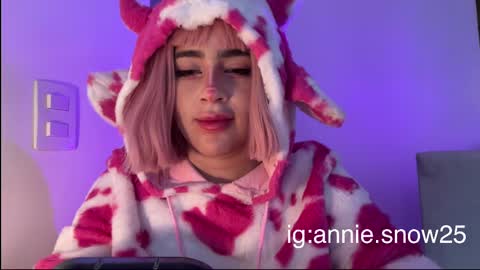 Snapshot of annie_snow_ chatting on March 4, 7:54 pm JEANNE no olvides seguirme dont forget follow me uu online show from March 4, 7:54 pm