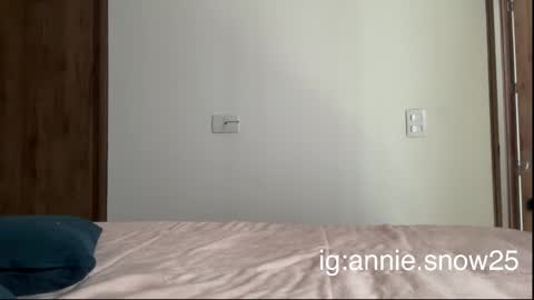 Snapshot of annie_snow_ chatting on March 6, 7:21 pm JEANNE no olvides seguirme dont forget follow me uu online show from March 6, 7:21 pm