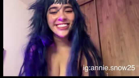 Snapshot of annie_snow_ chatting on March 11, 12:22 am JEANNE no olvides seguirme dont forget follow me uu online show from March 11, 12:22 am