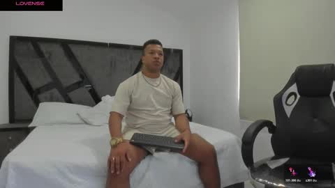 Snapshot of annieandstefan chatting on October 25, 12:45 pm Annie and Stefan online show from October 25, 12:45 pm