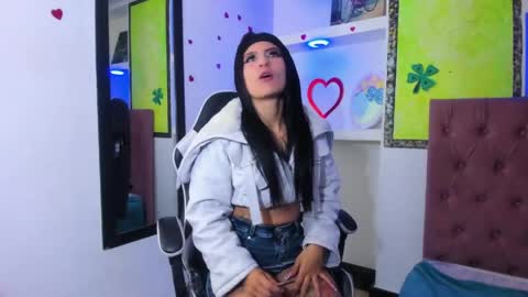 Anniee online show from May 1, 1:05 pm