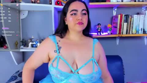 Snapshot of annieesweett_ chatting on June 25, 11:15 am Annie Sweet Cherry online show from June 25, 11:15 am