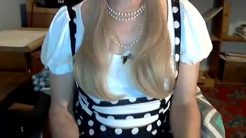 Snapshot of anniegurl chatting on December 28, 1:06 pm anniegurl online show from December 28, 1:06 pm
