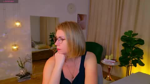 Annie online show from May 18, 8:20 am