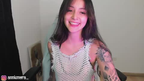 Snapshot of anniemora_ chatting on January 24, 2:39 am Annie online show from January 24, 2:39 am