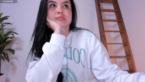 Snapshot of anniie_0 chatting on December 19, 12:13 am Annie online show from December 19, 12:13 am