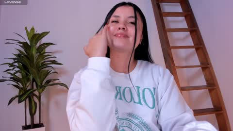 Snapshot of anniie_0 chatting on February 5, 3:23 am Annie online show from February 5, 3:23 am