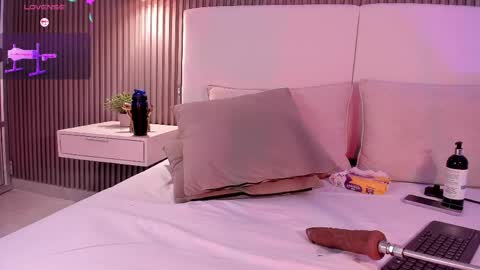 Snapshot of anniie_clarkson chatting on March 20, 8:25 pm ANNIE online show from March 20, 8:25 pm