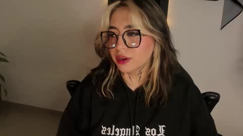 Annika online show from February 1, 10:19 pm