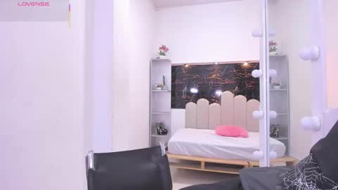 Snapshot of annyrosee chatting on October 24, 7:54 pm Anny online show from October 24, 7:54 pm