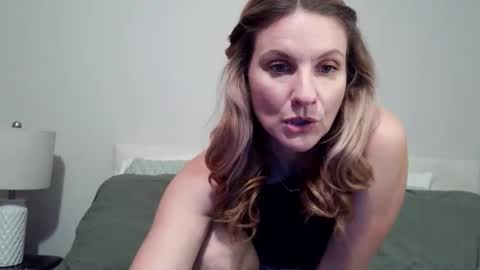 Snapshot of ansleypage chatting on April 19, 2:44 am heyitsansley online show from April 19, 2:44 am