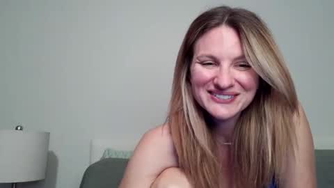 Snapshot of ansleypage chatting on May 3, 1:55 am heyitsansley online show from May 3, 1:55 am