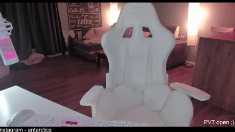 Snapshot of antarctic_ chatting on January 10, 7:43 pm Inst antarctics online show from January 10, 7:43 pm