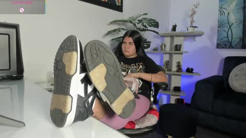 Snapshot of antonelamiss chatting on April 1, 7:44 pm online show from April 1, 7:44 pm