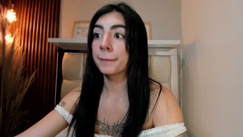 Snapshot of antonella__rouse chatting on February 26, 1:43 am Antonella online show from February 26, 1:43 am