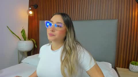 A N T O N E L L A  online show from January 6, 1:52 pm